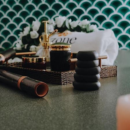 Doubletree By Hilton Fujairah City 外观 照片 A collection of makeup products