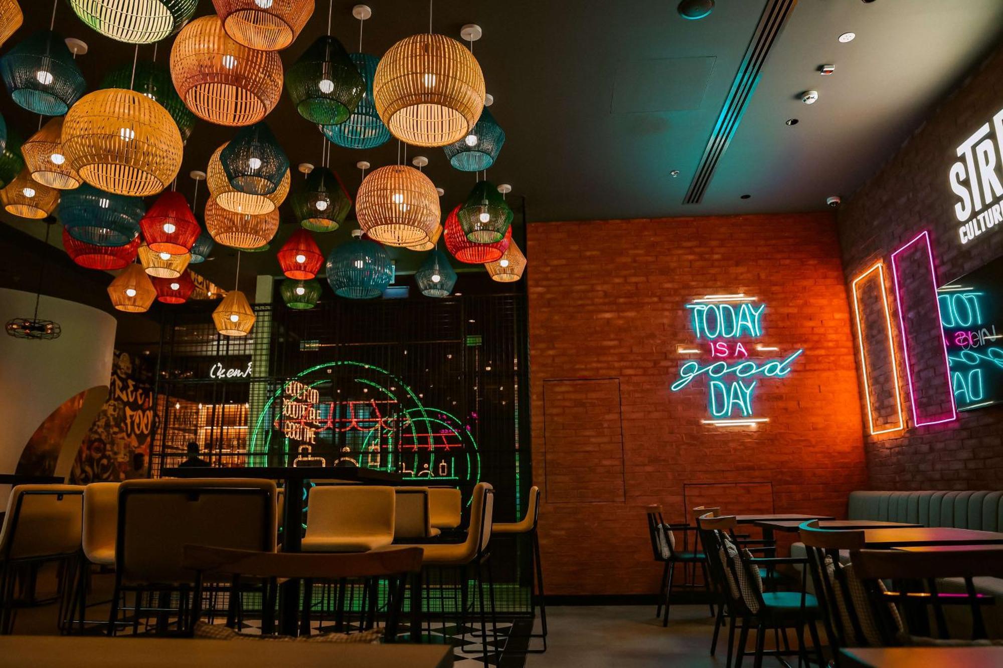 Doubletree By Hilton Fujairah City 外观 照片 Interior of a restaurant in Dubai