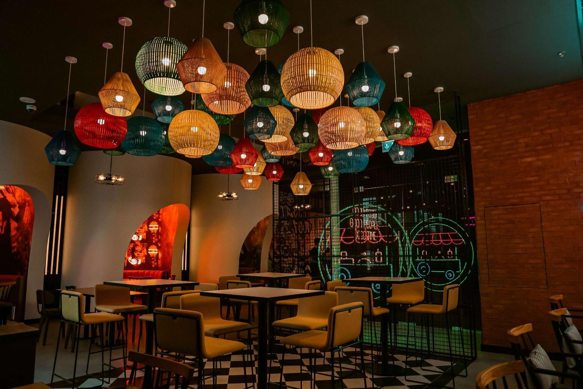Doubletree By Hilton Fujairah City 外观 照片 Interior of a restaurant in the resort