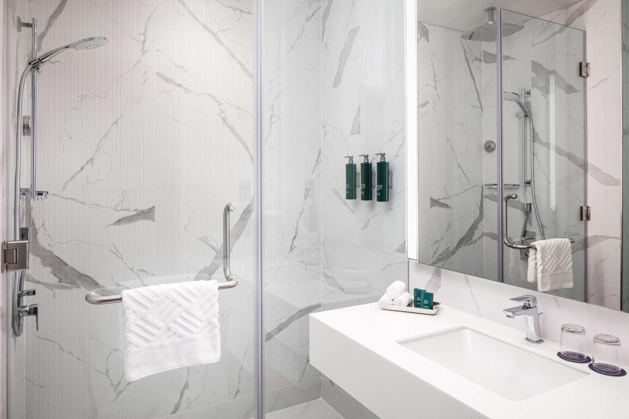 Doubletree By Hilton Fujairah City 外观 照片 Bathroom