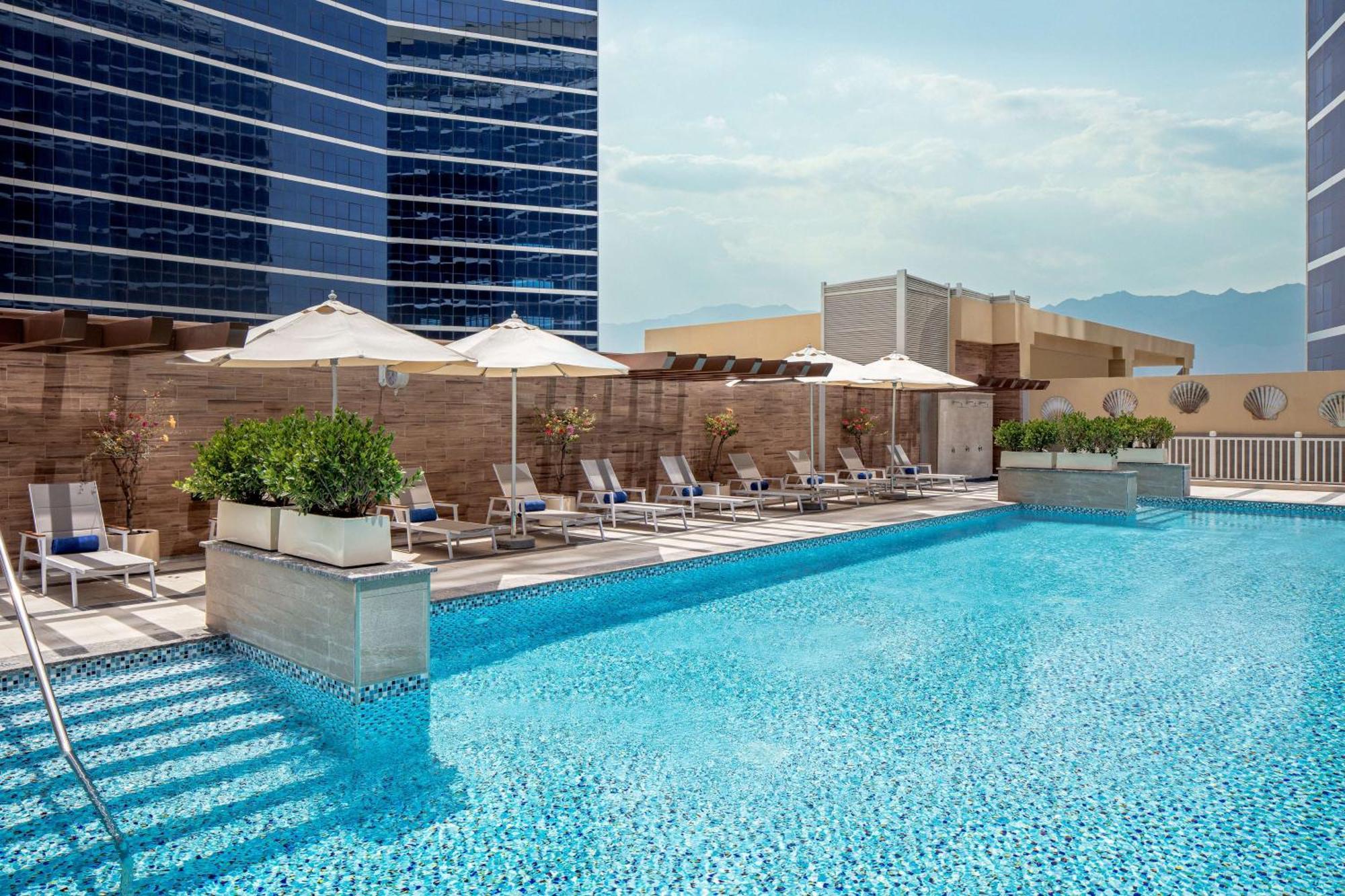 Doubletree By Hilton Fujairah City 外观 照片 The swimming pool at the hotel