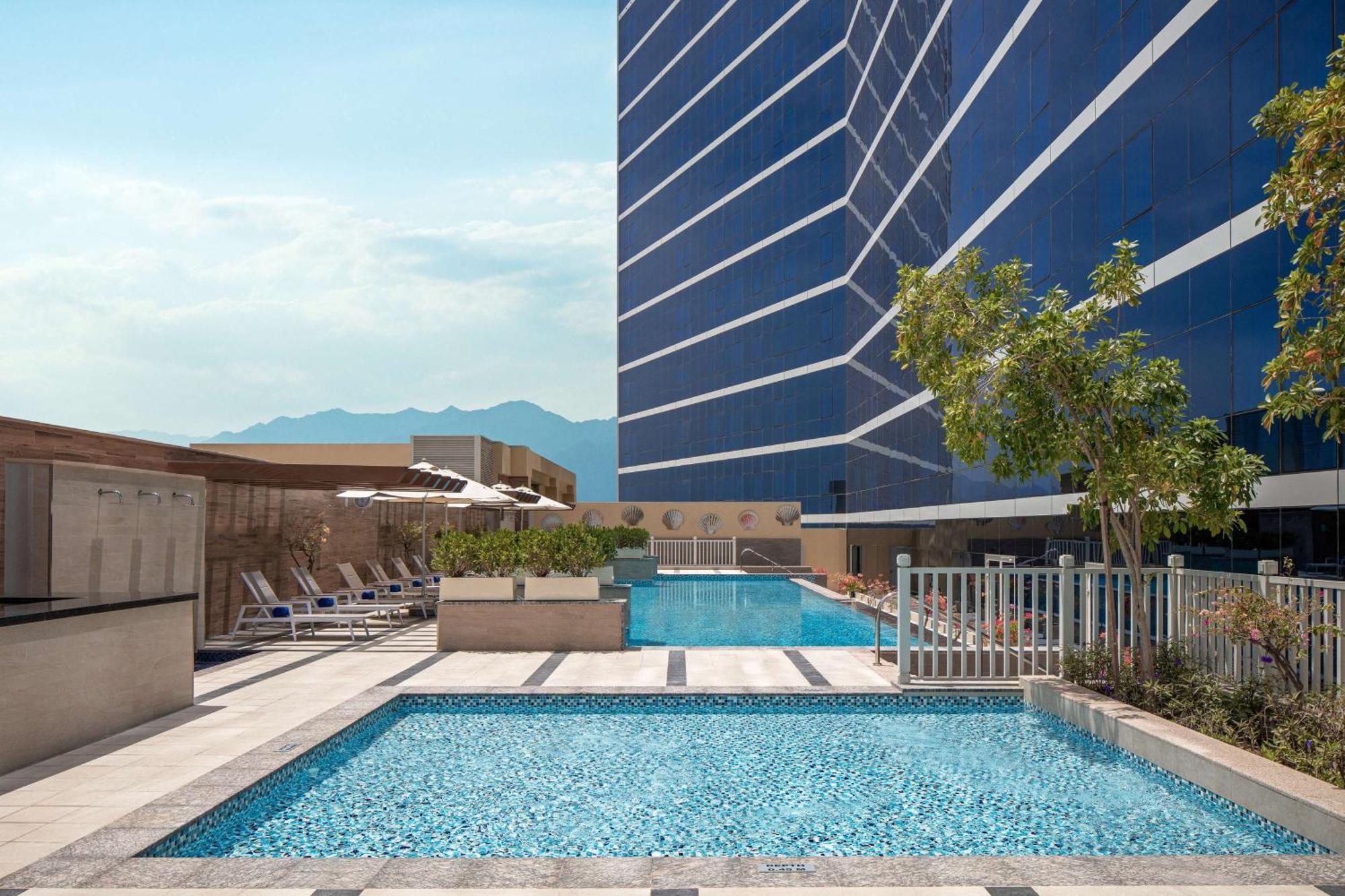 Doubletree By Hilton Fujairah City 外观 照片 The swimming pool